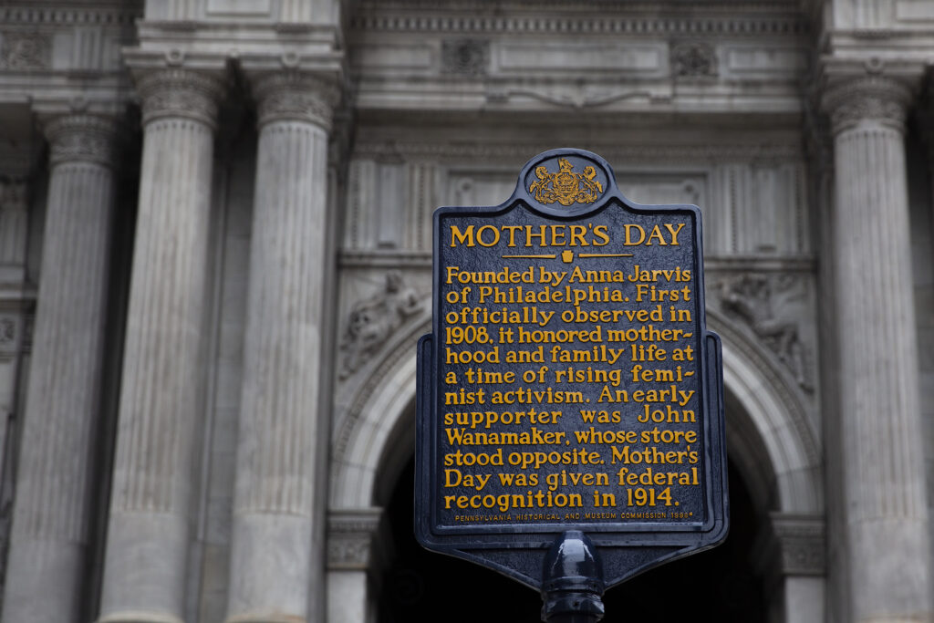 historical plaque in Philadelphia describing origins of Mother's Day